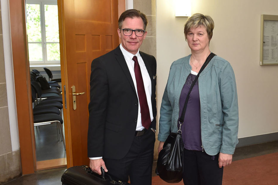 Simone U. (52) mit ihrem Anwalt Florian Berthold im Amtsgericht Bautzen.