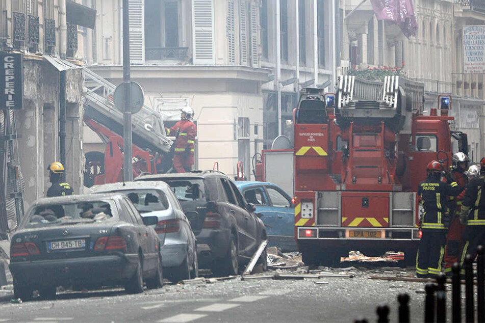 Feuerwehrleute haben nach der Explosion alle Hände voll zu tun.