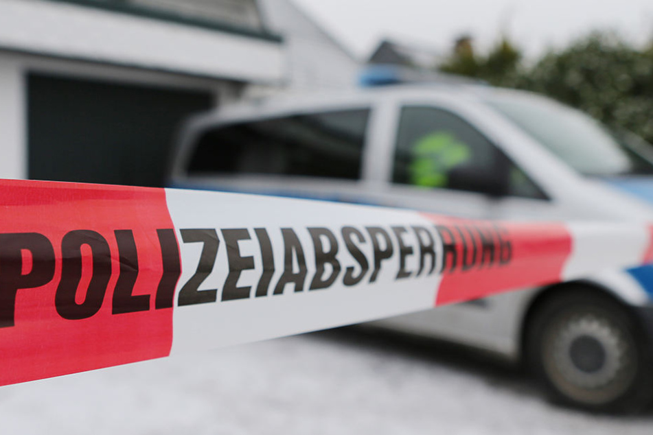 Die Polizei drang am Mittwoch in ein Haus im Saalekreis ein und fand dort eine Frau tot auf. Ihr verletzter Ehemann befand sich ebenfalls in dem Haus.