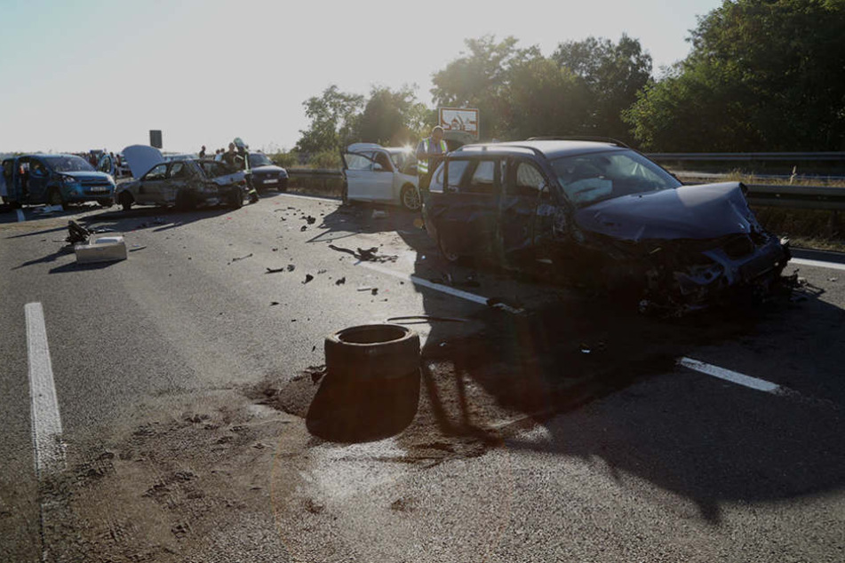 Bei einer Massenkarambolage knallten am Mittwochabend zahlreiche Autos ineinander.