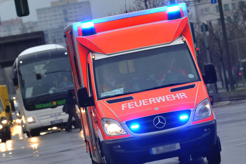 Der verletzte Mann musste mit mehreren Knochenbrüchen im Gesicht in ein Krankenhaus gebracht werden. (Symbolbild)