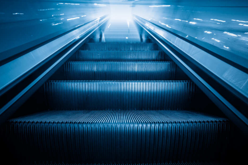 Aufgrund der Schläge und Tritte stürzte der Verletzte eine Rolltreppe hinunter. (Symbolbild)