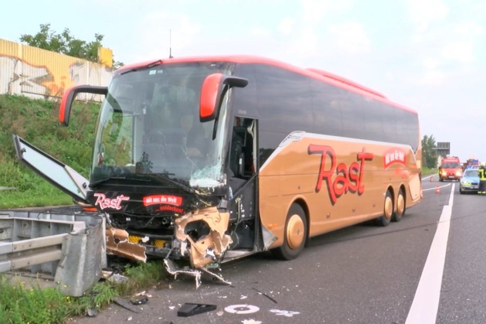 Der Reisebus krachte gegen eine Leitplanke.