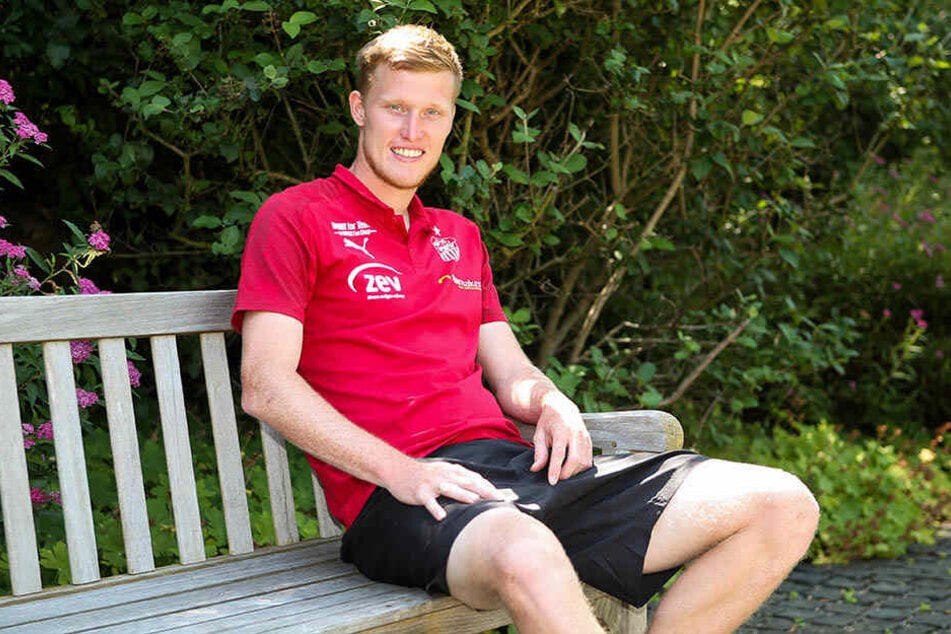 Den Platz auf der Bank nimmt er nur für den Fototermin ein: Gerrit Wegkamp will in dieser Saison für den FSV Zwickau auf Torejagd gehen.