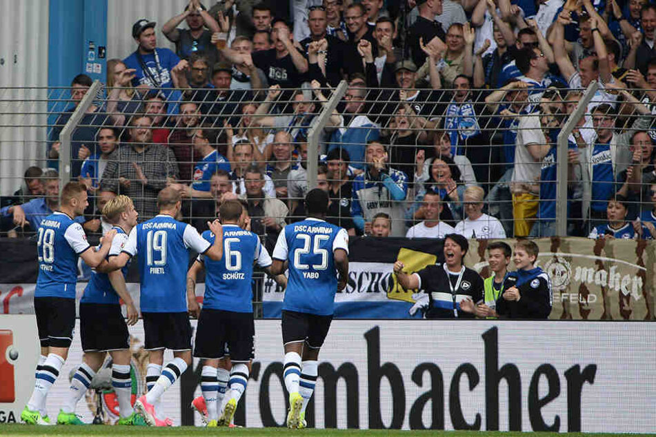 Staude leitete das Eigentor der Braunschweiger zum 1:0 ein und ließ sich von den Fans feiern.