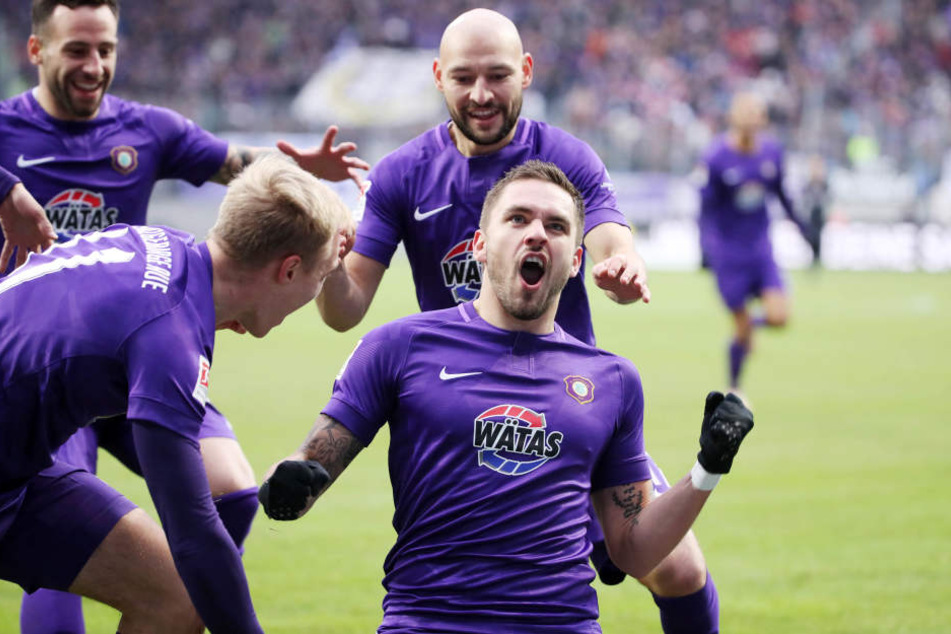 Pascal Testroet trifft zum 1:0 und jubelt mit Calogero Rizzuto, Florian Krüger und Philipp Riese.