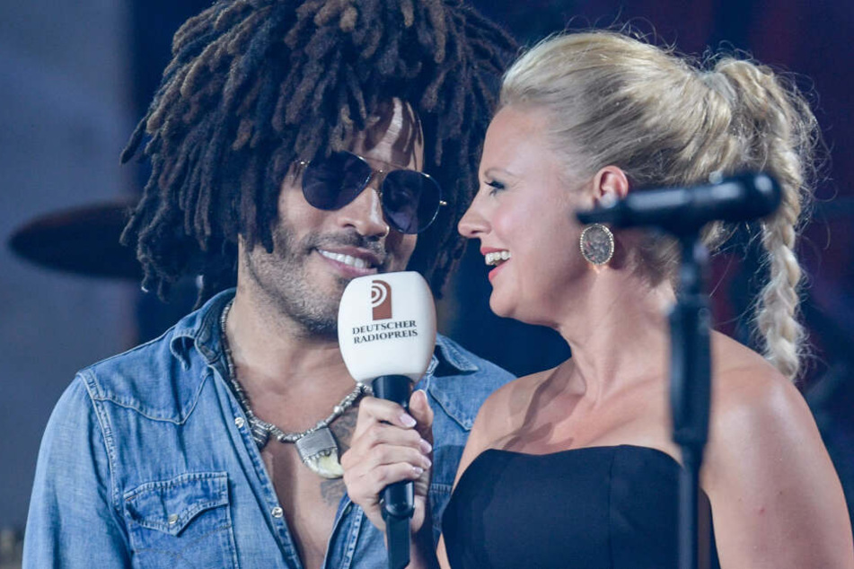 Moderatorin Barbara Schöneberger (rechts) und Lenny Kravitz bei der Verleihung des Deutschen Radiopreises.