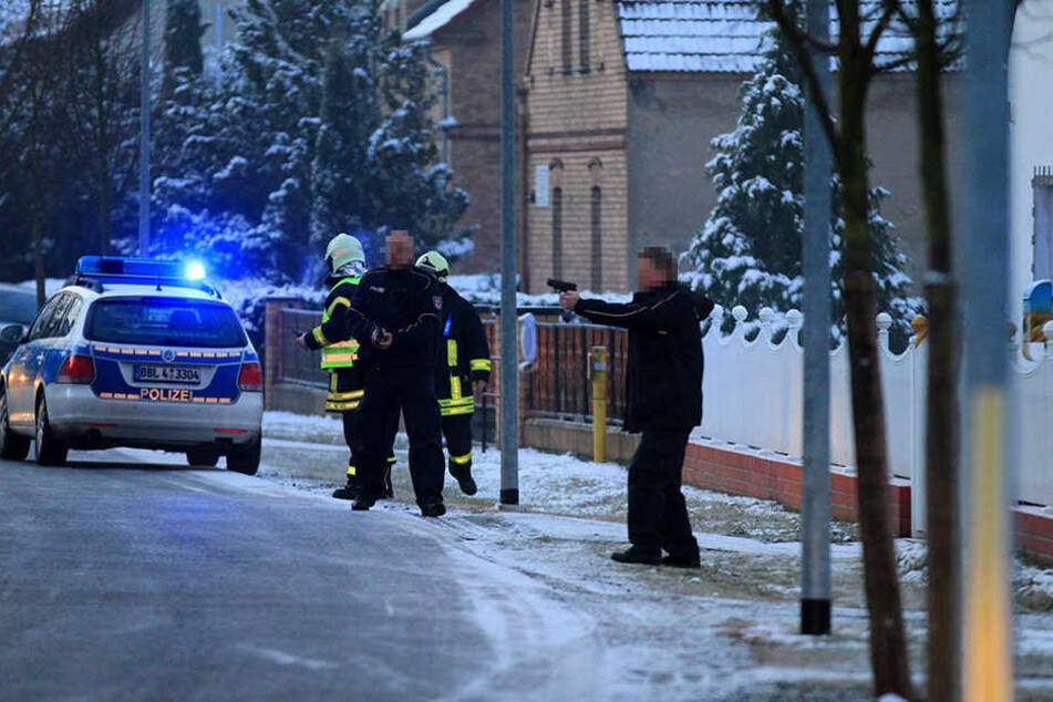 Zwei Polizisten zückten während des Einsatzes die Waffen.