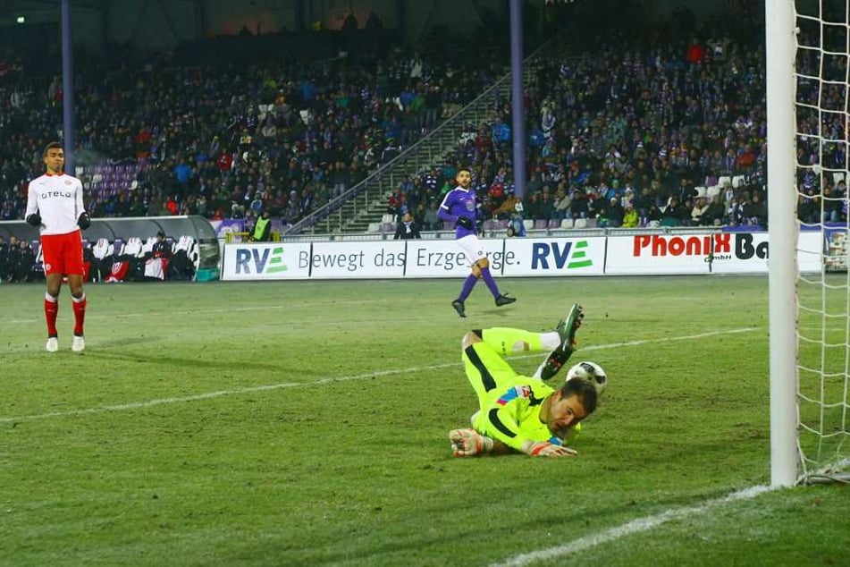 Glück für Torhüter Michael Rensing (Düsseldorf), der Schuss von Aues Köpke prallt vom Pfosten ins Spielfeld zurück.