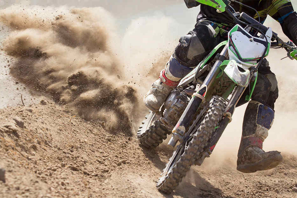 Der 15-Jährige hatte beim Überspringen einer Kuppe die Kontrolle über sein Motorrad verloren. (Symbolbild)