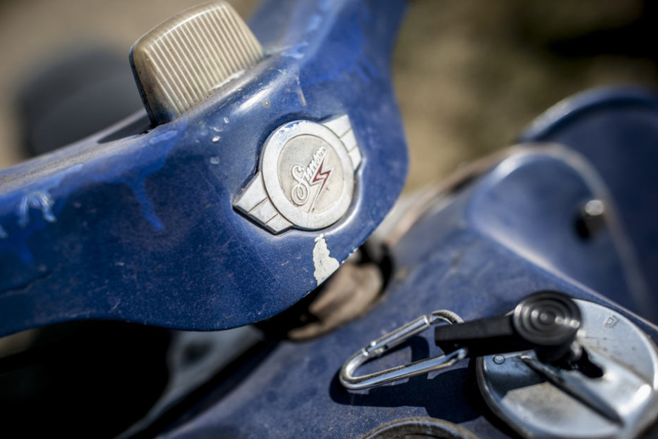 Das Moped aus DDR-Produktion trug ein originales DDR-Kennzeichen.