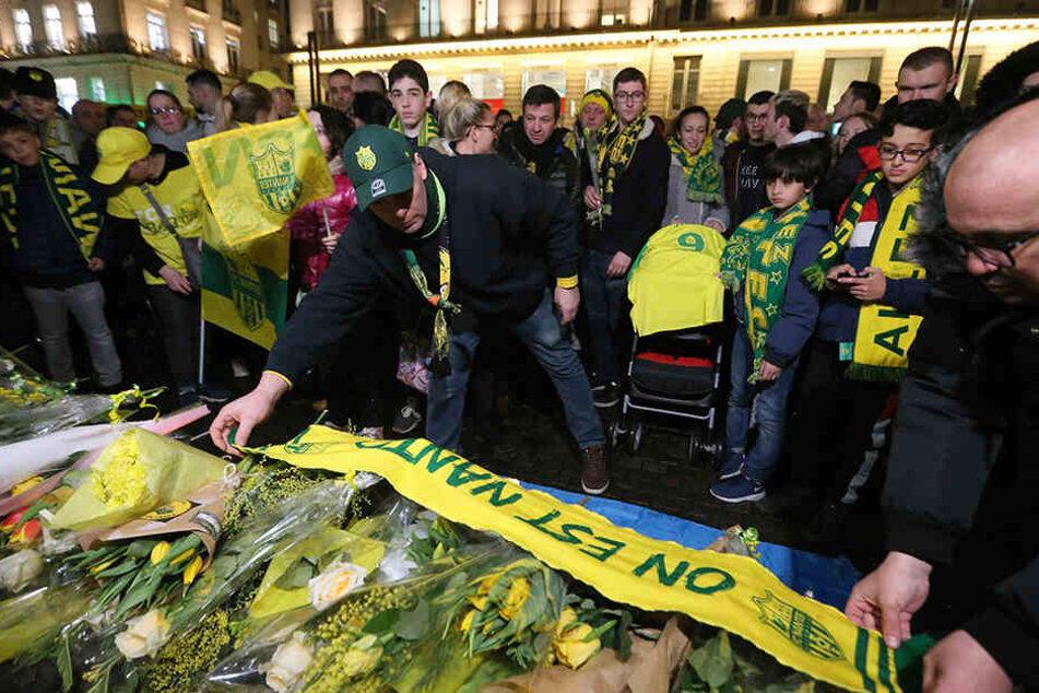 Die Fans des französischen Fußball-Erstligisten FC Nantes versammelten sich, um dem argentinischen Fußballspieler Emiliano Sala zu gedenken.