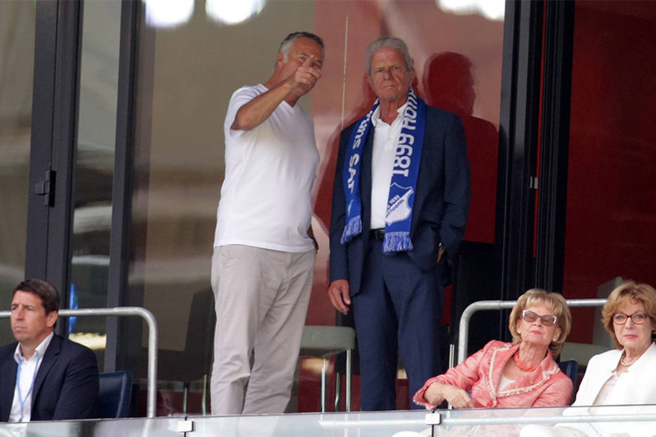 Hoffenheims Mäzen Dietmar Hopp (r.) und Unternehmer Jürgen B. Harder (l.) sahen sich die BVB-Banner von der Tribüne aus an.