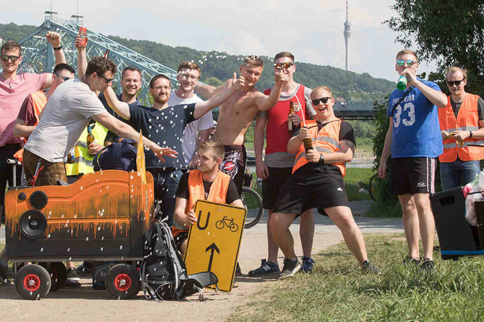 Mehrere trinkfreudige Gruppen zogen an der Elbe entlang, größere Schlägereien blieben zum Glück aus.