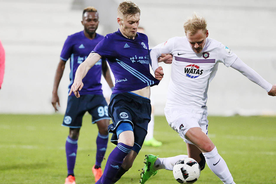 Sören Bertram (r.) im Zweikampf mit dem Brester Andrey Lebedev.