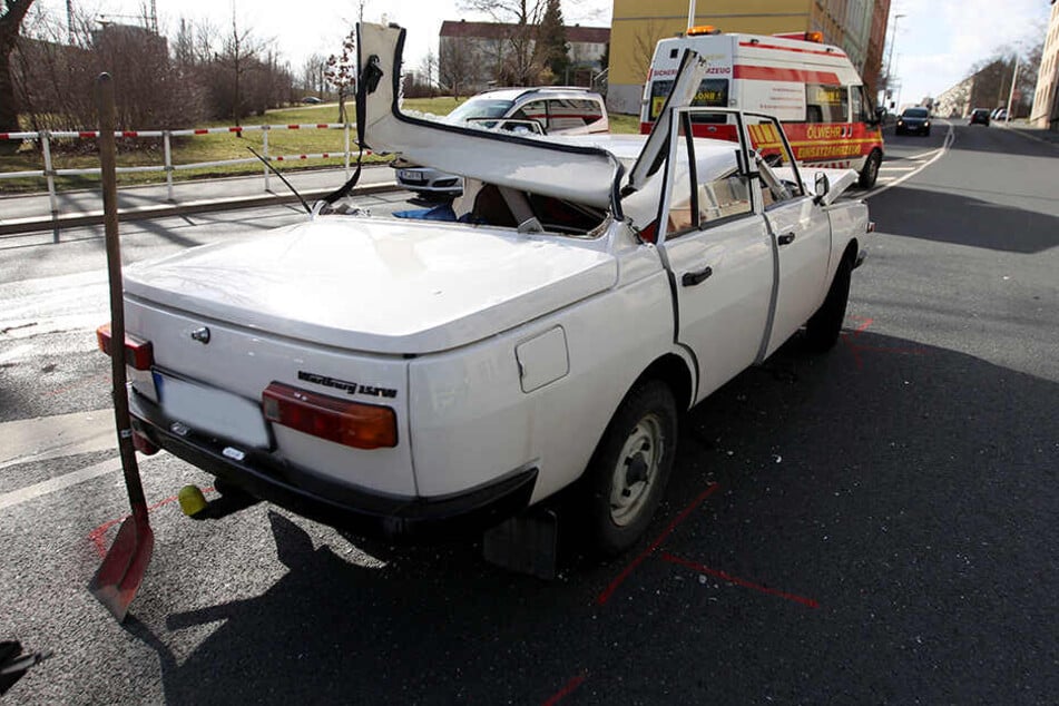 Der Wartburg war mit einem Skoda kollidiert. Insgesamt gab es sechs Verletzte.