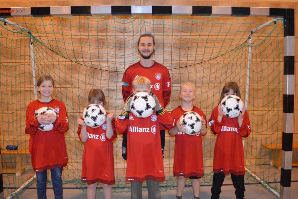 Wie die ganz Großen! Die Kinder aus dem SOS-Kinderdorf Zwickau mit den neuen
Trikots.