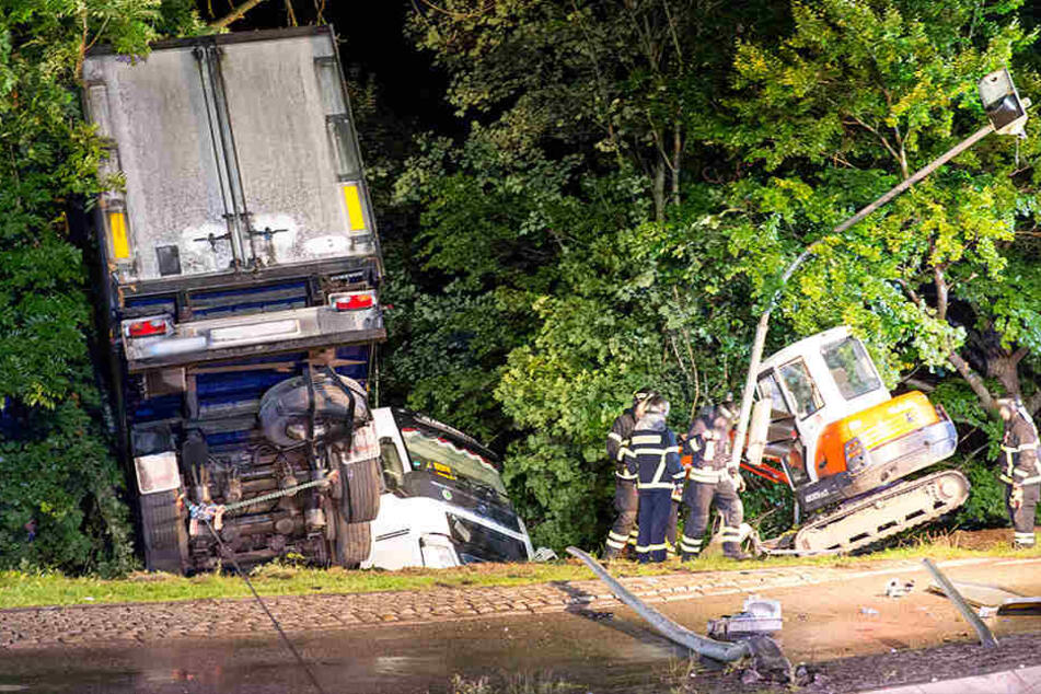 Die Bergung des LKW soll bis zum Donnerstagmorgen dauern.