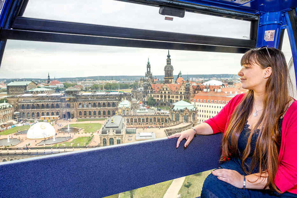 Ein Ausblick auf den Zwinger, den man so kaum hat: 55 Meter hoch ist das Riesenrad. TAG24-Redakteurin Caroline Staude testete das "Wheel of Vision" vorab.