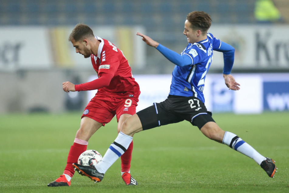 Bielefelds Cedric Brunner (re.) im Kampf um den Ball mit Ahmet Engin.