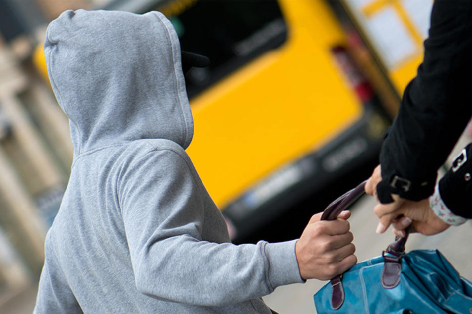 Weil die 19-Jährige ihr iPhone festhielt, zog der Räuber die junge Frau über den Fußweg. (Symbolbild)