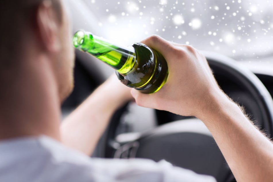 Betrunkener Mann fährt rückwärts gegen ein Auto und beschädigt dieses - ausgerechnet ein Privatauto einer Polizistin. (Symbolbild)