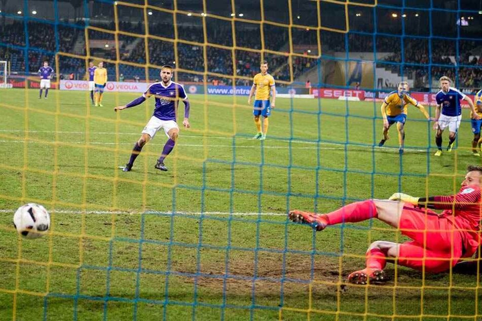 Das war der erste seiner sieben Streiche vom Elfmeterpunkt: Dimitrij Nazarov traf in Braunschweig zum 1:1. Drei der Strafstöße holte er selbst raus.