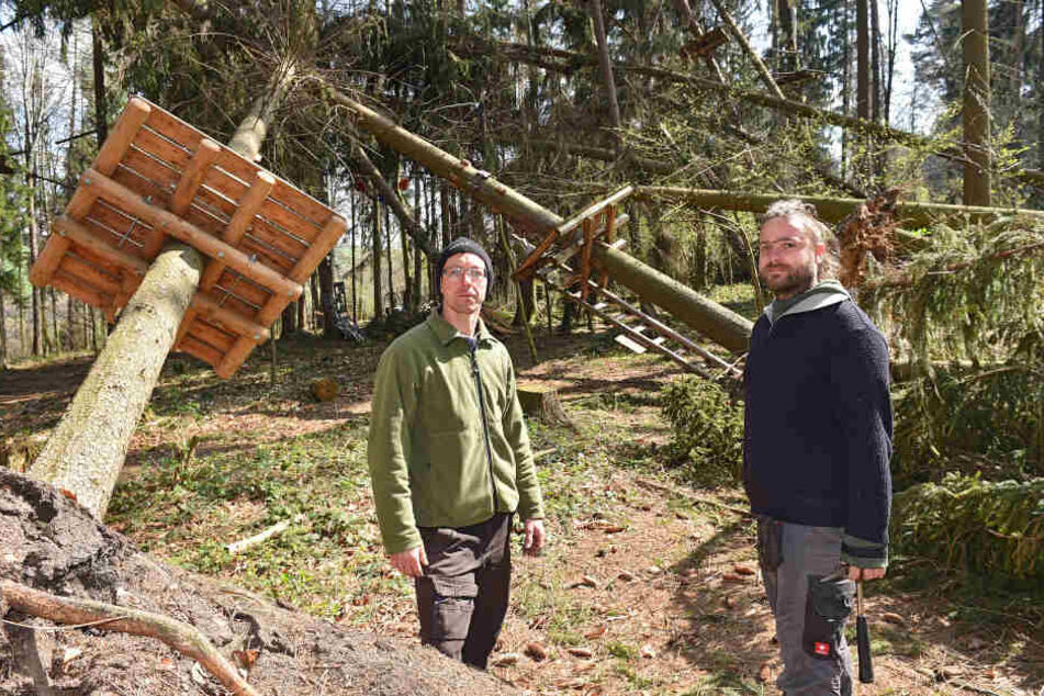 René Petzold (36) und Danny Schubert (34) sind noch immer mit den Aufräumarbeiten im Kletterwald beschäftigt.