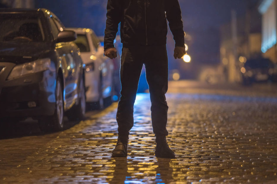 Der angetrunkene Mann wehrte sich mit allen Mitteln gegen seine Verhaftung und verletzte einen Beamten (Symbolfoto).