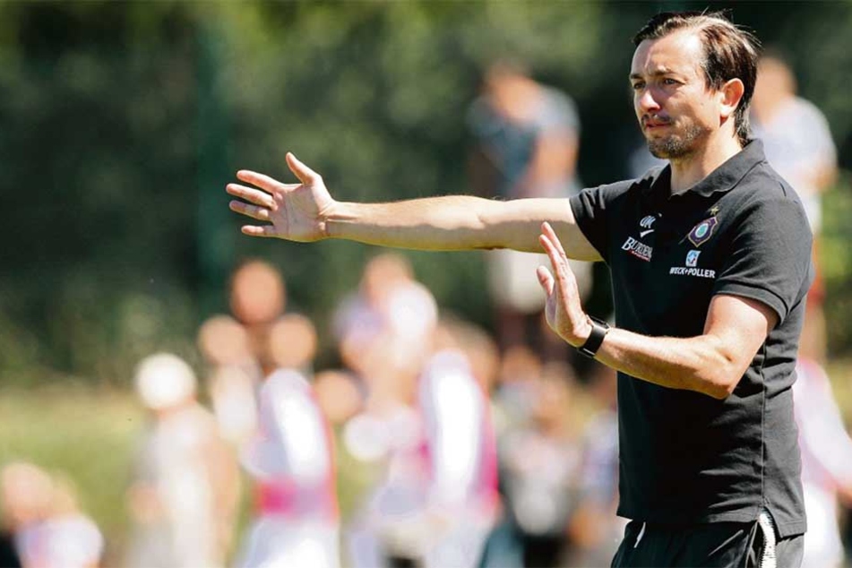 FCE-Trainer Daniel Meyer ist energisch: "Am Ende wäre es schon lächerlich, wenn wir behaupten, dass wir als Zweitligist nicht in der Lage sind, mit Viererkette zu spielen."
