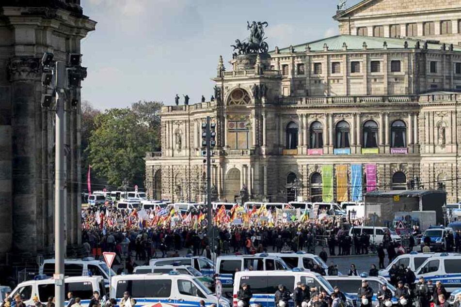 Jeden Montag demonstriert PEGIDA auf zentralen Plätzen in Dresden, wo wie hier auf dem Theaterplatz.