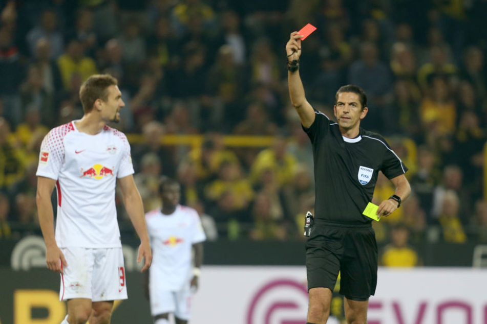Innerhalb von zwei Minuten sah Mittelfeldspieler Stefan Ilsanker (l.) nach zwei Fouls erst Gelb und dann Gelb-Rot.