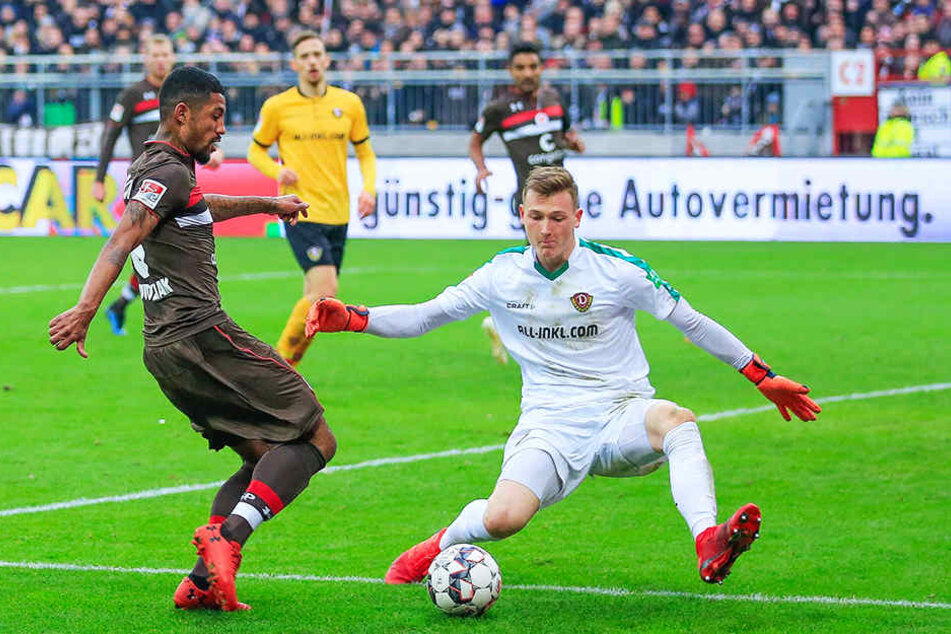 Dynamos Markus Schubert (r.) verhinderte in der 68. Minute den zweiten Treffer von Paulis Jeremy Dudziak, der es aus spitzem Winkel versuchte.