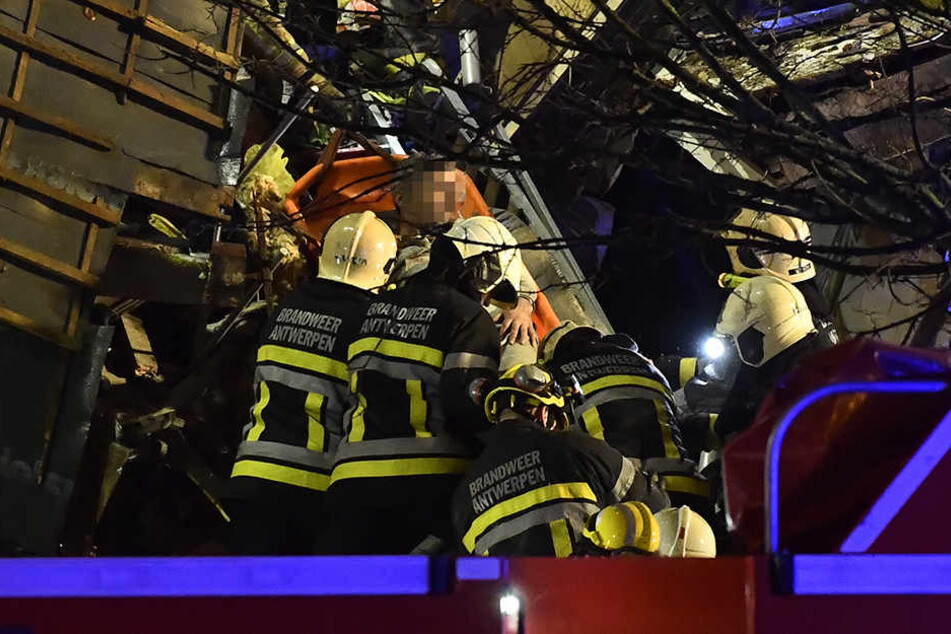 Rettungskräfte bergen einen Verletzten.