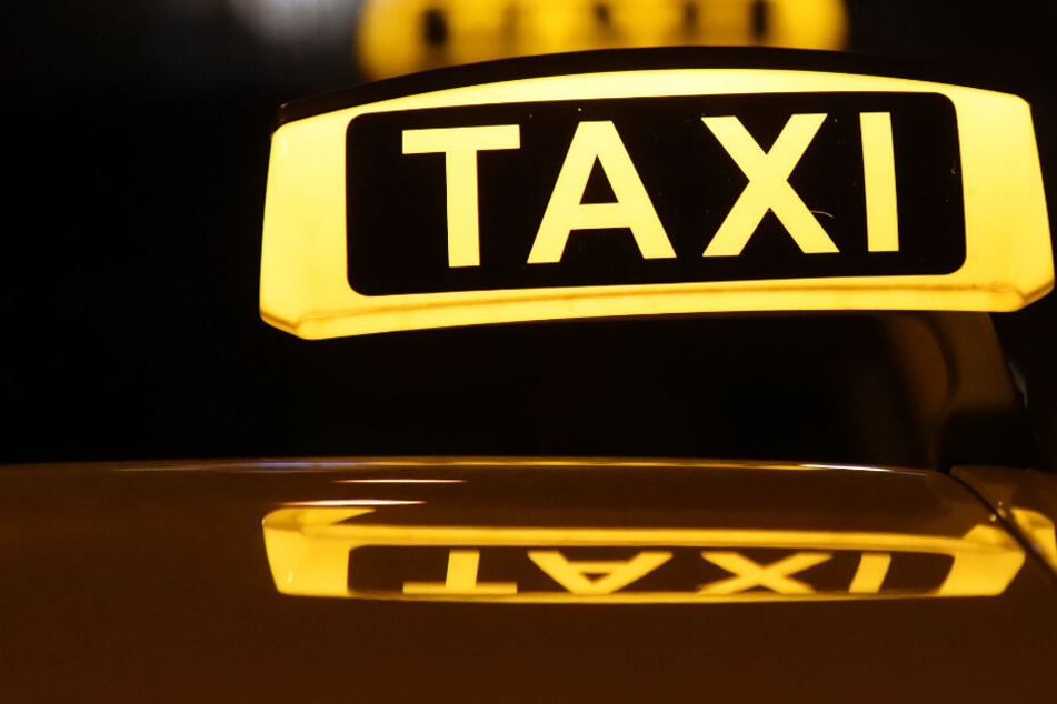 Ein Taxifahrer wurde in München von zwei Männern überfallen. (Symbolbild)