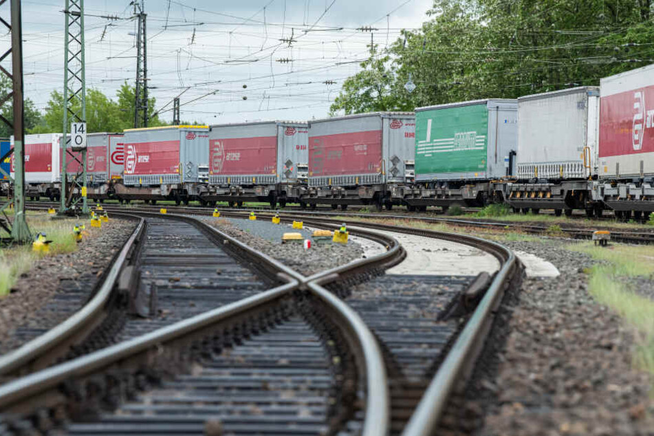 Der Mann wurde vom Sog des Güterzuges zu Boden geschleudert. (Symbolbild)