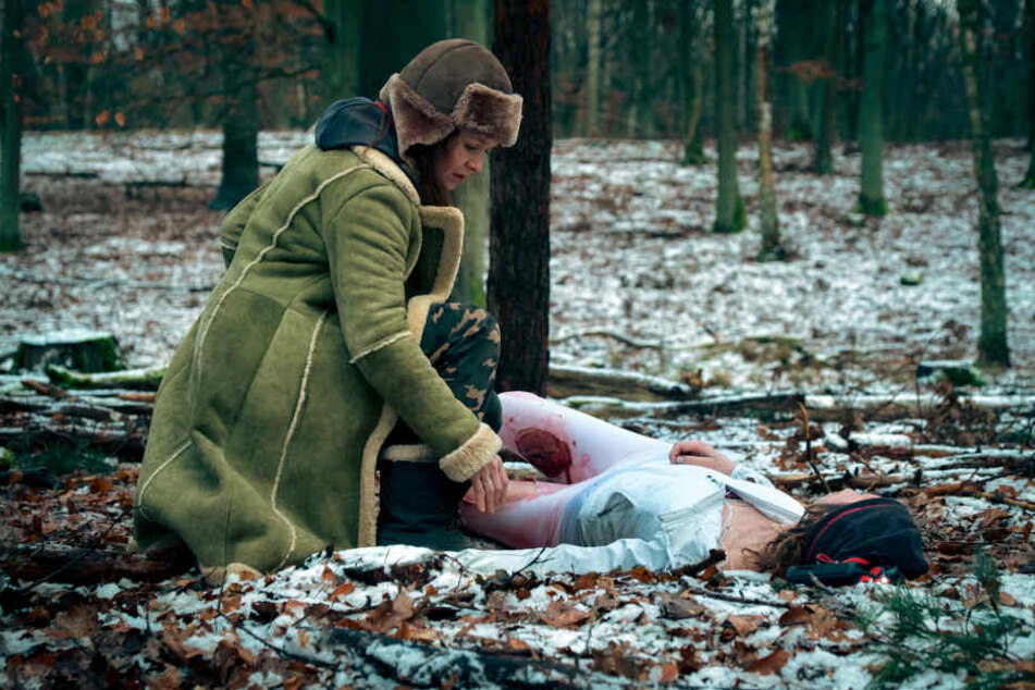 Die Bloggerin Charlie (Stefanie Stappenbeck) findet an einem eiskalten Wintertag im Wald die tote Joggerin Carolina Gröning (Tatiana Nekrasov).