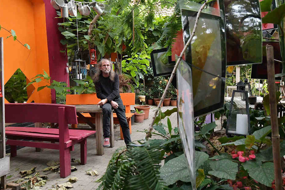 Künstler Uwe Piller in seinem Refugium, dem Kunsthof Gohlis.