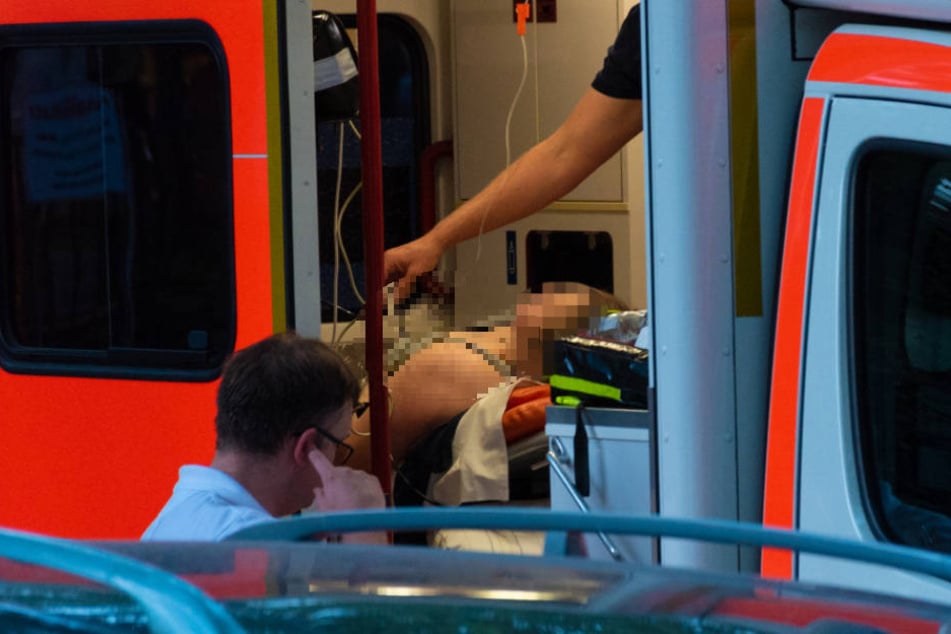 Die Frau wurde von den Rettungskräften versorgt.