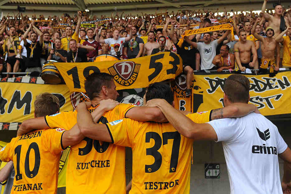 Der Lohn nach dem Sieg: Die Dynamos feierten mit den 4000 Fans.