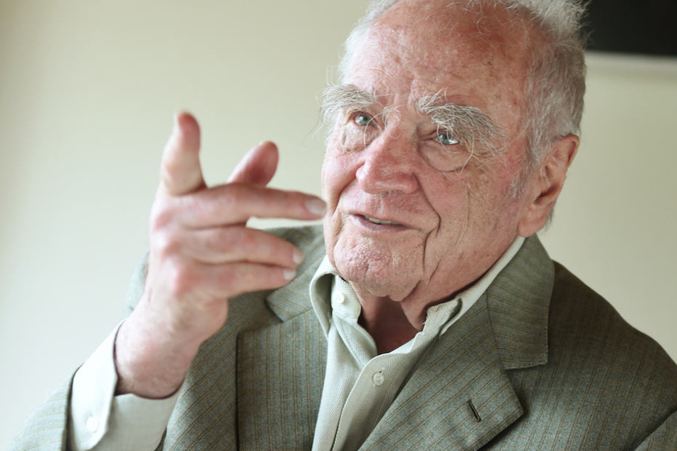 Martin Walser (91) outet sich erneut als großer Fan der Bundeskanzlerin.