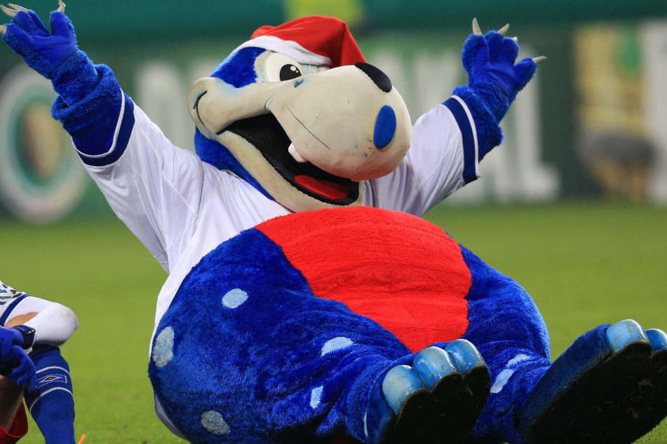 HSV-Maskottchen "Hermann" sitzt nach einem Spiel auf dem Rasen.