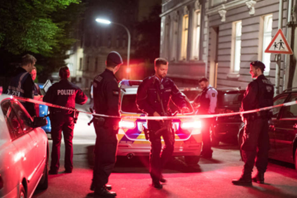 Polizisten sichern in Wuppertal eine Straße. In einem Wohnheim in Wuppertal-Elberfeld hat ein Spezialkommando der Polizei drei Leichen gefunden.