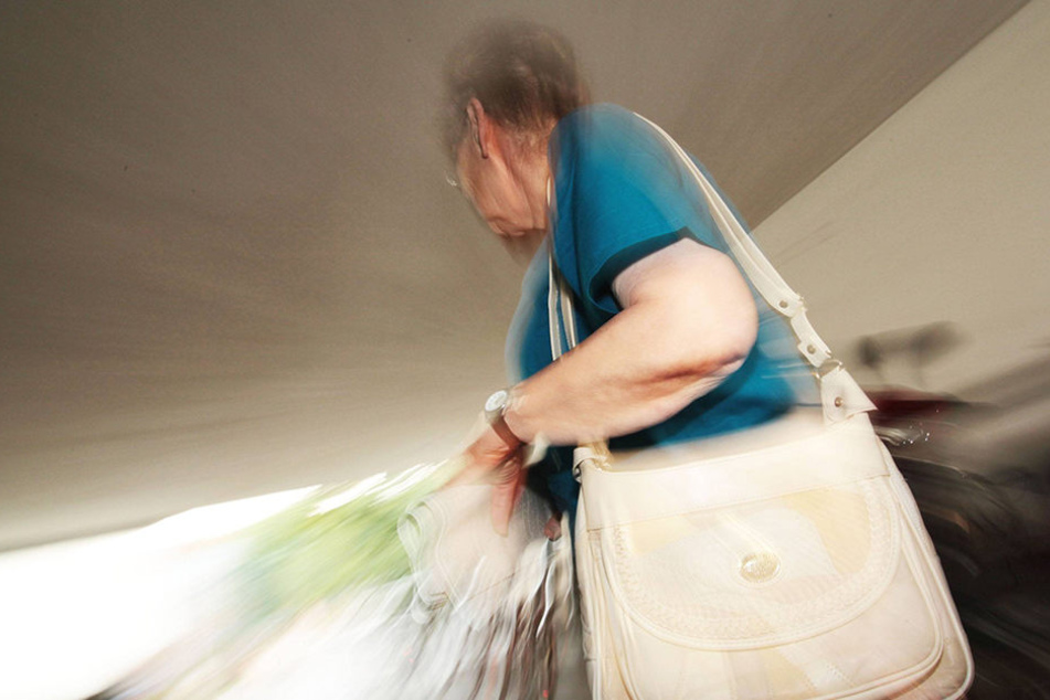 Ein Unbekannter entriss einer 88-Jährigen die Handtasche und flüchtete damit.
