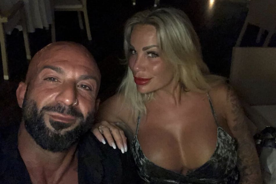 Antonino und Gina-Lisa posieren gemeinsam für ein Foto.