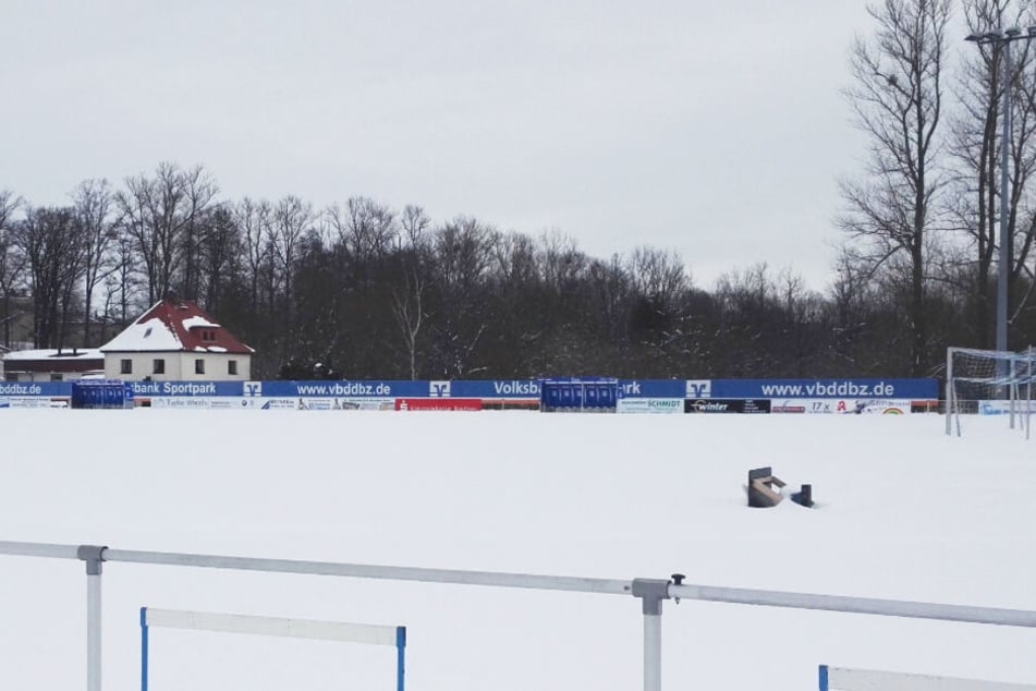 Hier kann keiner spielen: Der Platz in Bischofswerda ist komplett zugeschneit.