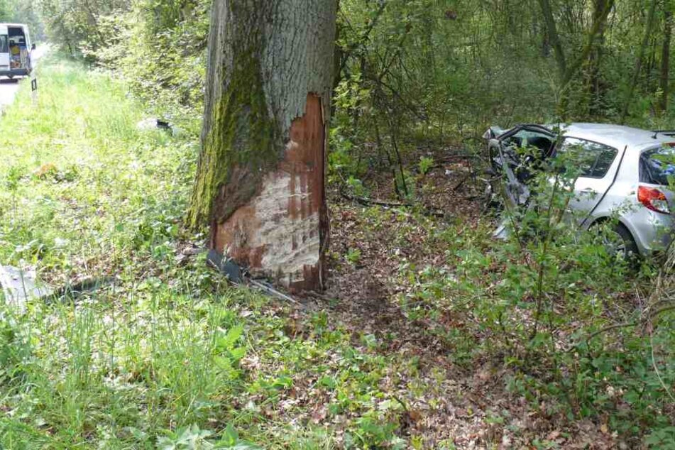 Der Fahrer (28) hatte keine Chance, er verstarb noch am Unfallort.