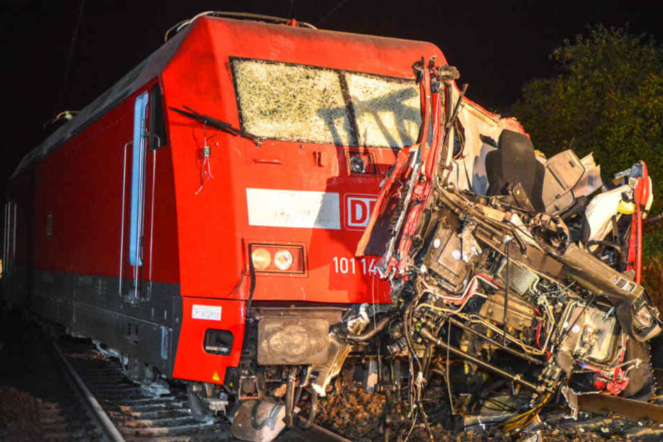 Der Intercity war gegen den Lastwagen gekracht. Für den Fahrer (27) kam jede Hilfe zu spät.