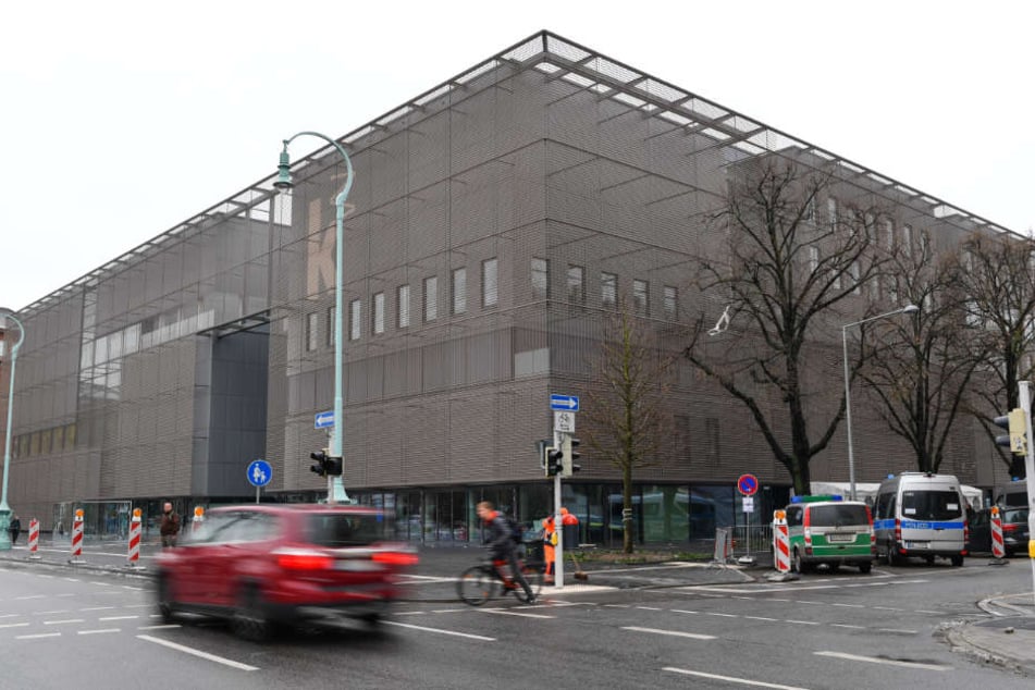 Ein Auto fährt an der Kunsthalle in Mannheim vorbei.