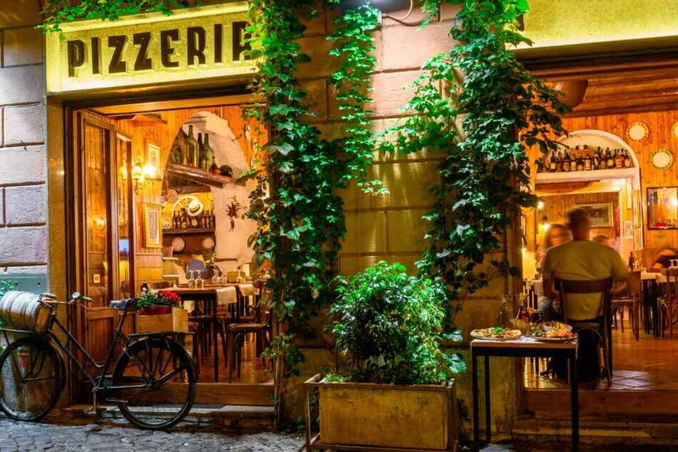 Durch die Fensterscheibe einer Pizzeria flogen der Polizist und der Verdächtige. (Symbolbild)